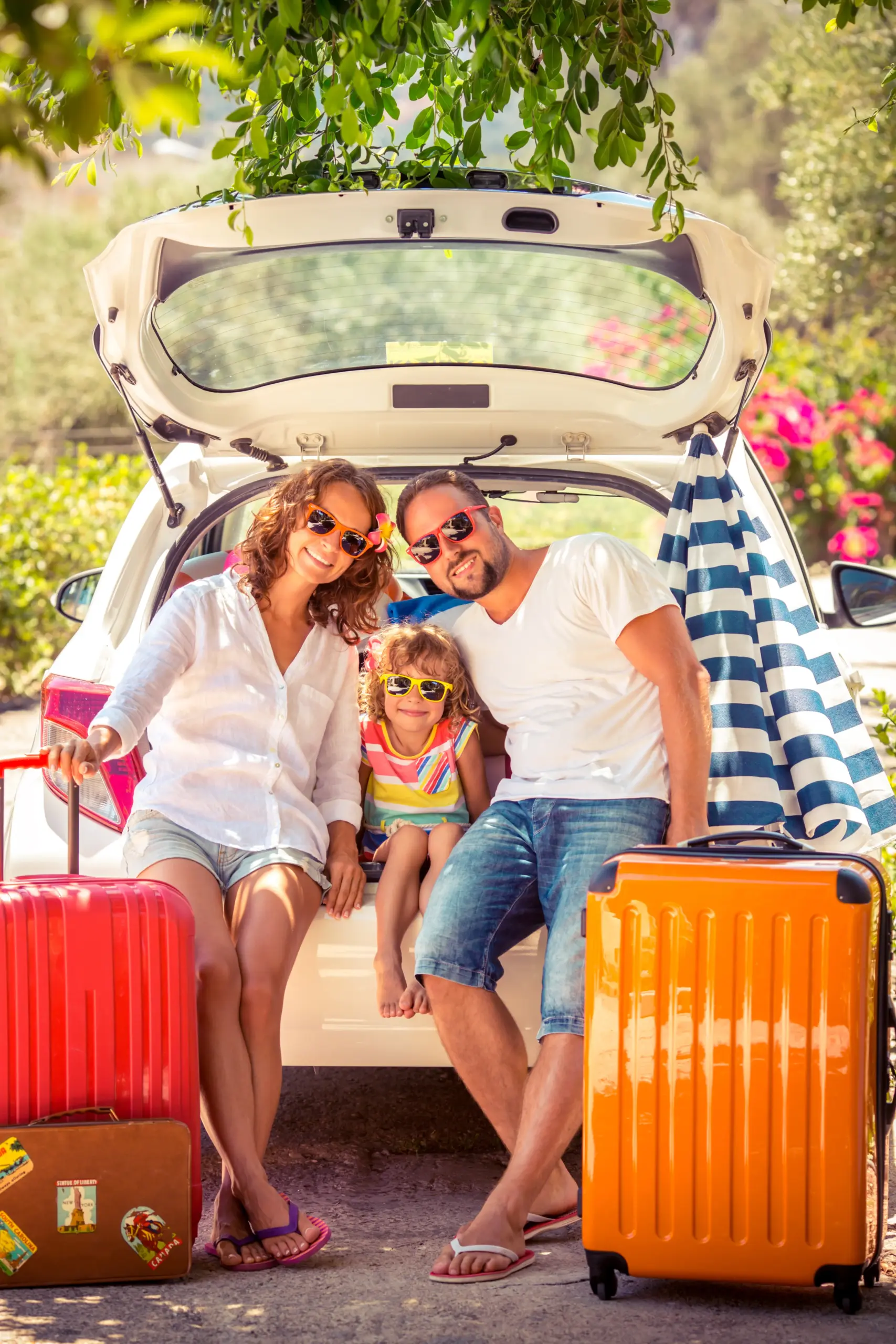 Familie im Auto cbooking