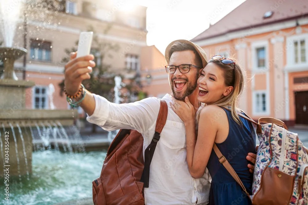 Neo_Hotel_Liebespaar_Selfie_vor_Brrunnen